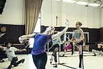 Jak wygląda balet od kulis? Postanowiliśmy to sprawdzić odwiedzając tancerzy Opery Bałtyckiej podczas prób do baletu "Pinokio". 