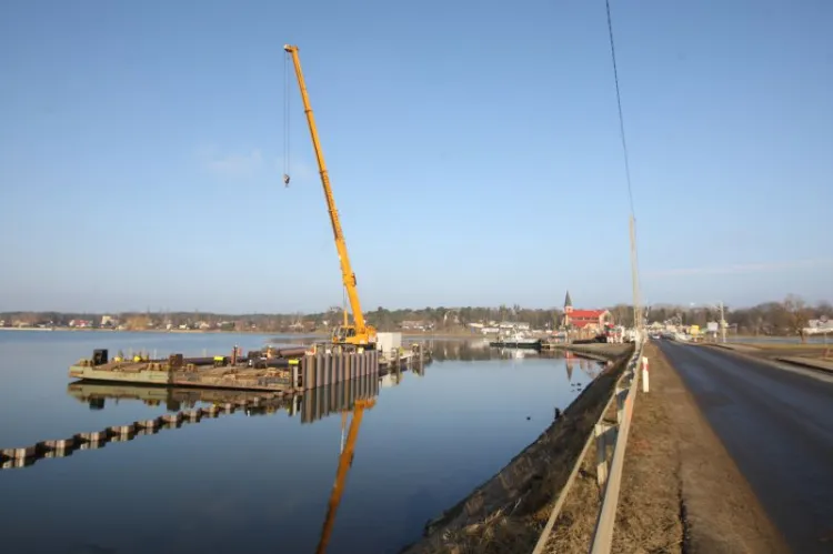 Budowa mostu w Sobieszewie rozpoczęła się w połowie stycznia i potrwa do końca roku. Kierowcy nową przeprawą pojadą w pierwszej połowie 2018 roku.