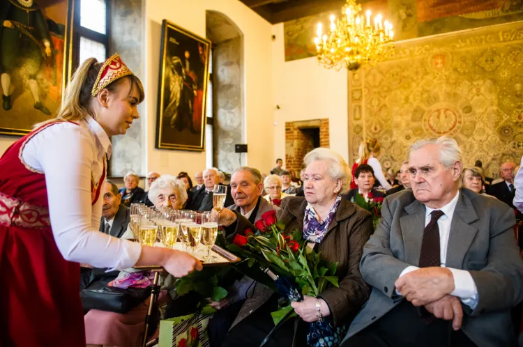 Jednym z wydatków zrealizowanych ze służbowych kart płatniczych jest wino musujące dla gdańskich seniorów.