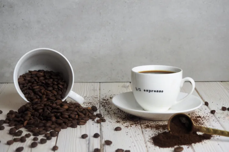 Absolutnie nie trzeba być posiadaczem drogiego ekspresu ciśnieniowego, żeby cieszyć się w domu doskonałym espresso albo nieco mniej intensywnym naparem. 