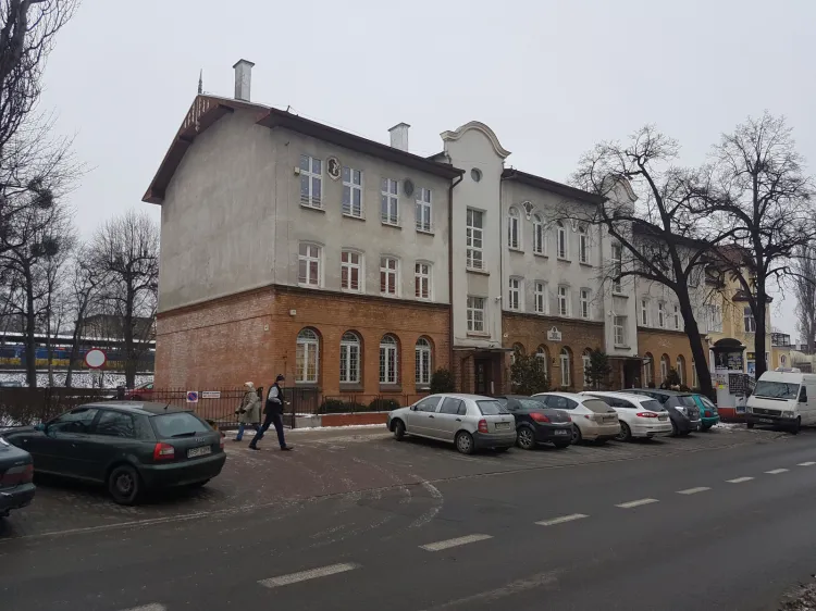 Budynek przy ul, Kościuszki, gdzie dziś mieści się Zespół Szkół Handlowych, w najbliższej przyszłości, podczas remontu ratusza, może się stać zastępczą lokalizacją dla sopockiego urzędu.