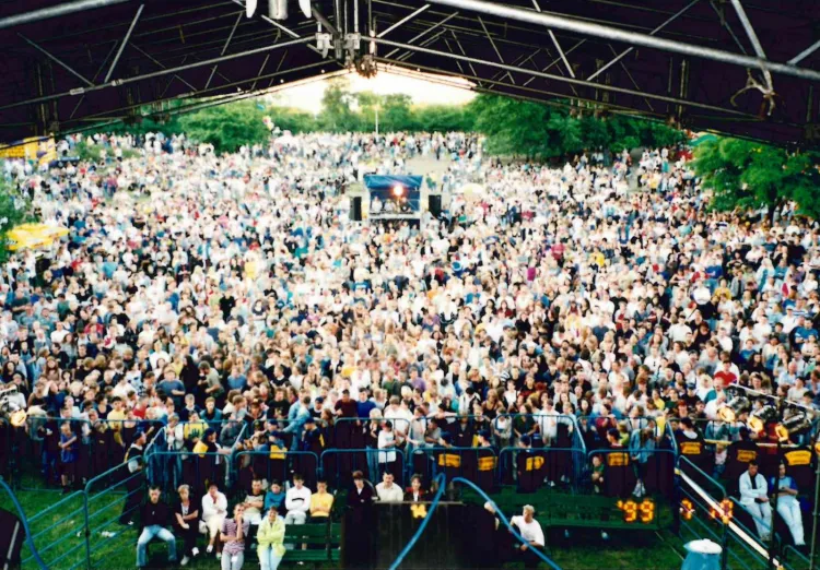 Największą muzyczną imprezą GAK-u jest Festiwal Gdańsk Dźwiga Muzę na podlegającym Scenie Muzycznej Placu Zebrań Ludowych. Na zdjęciu festiwal w 1999 roku.