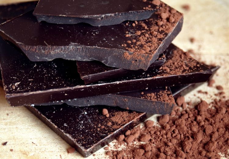 Właściwości czekolady znane są od wieków ze względu na wpływ na ciało, psychikę i zmysły. Poprawia samopoczucie, wydzielane są endorfiny, następuje poprawa humoru. Sprawdź, jakie inne zalety posiada czekolada.