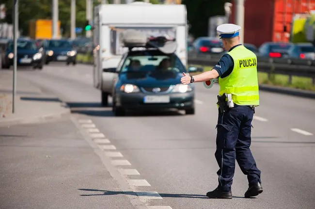 Kierowca może zostać pouczony przez policjanta wyłącznie w przypadku popełnienia niegroźnego wykroczenia.