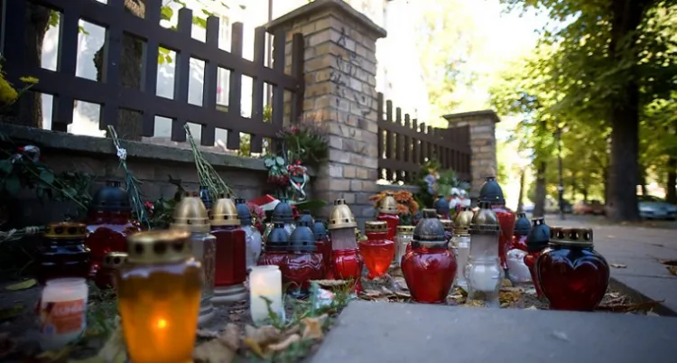 Mieszkańcom kamienicy, w której posiadał mieszkanie m.in. Lech Kaczyński, przeszkadzają pielgrzymki zwolenników tragicznie zmarłego prezydenta.