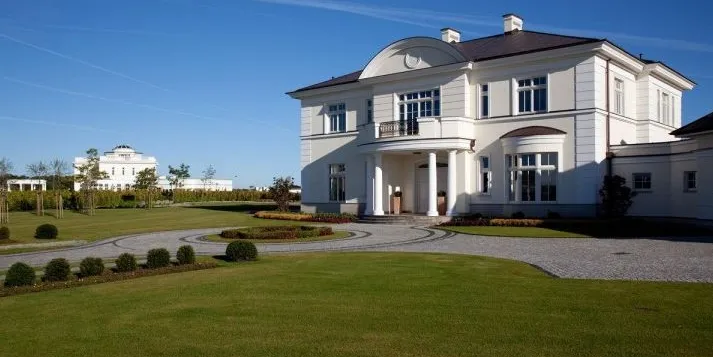 Tesoro Ivory Residences uznano za najbardziej luksusową markę budowlaną 2010 roku.