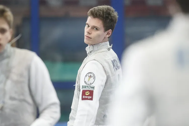 Maciej Podralski jest największą nadzieją gospodarzy na indywidualny medal w mistrzostwach Polski do lat 20, które przez dwa dni rozgrywane będą w Gdańskiej Szkole Floretu. 