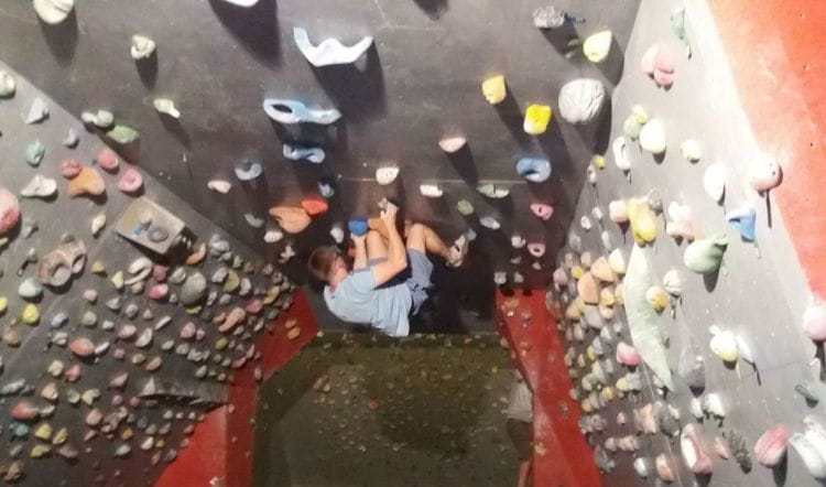Wspinaczka na ściankach boulderingowych to nie tylko ciekawe urozmaicenie treningów.