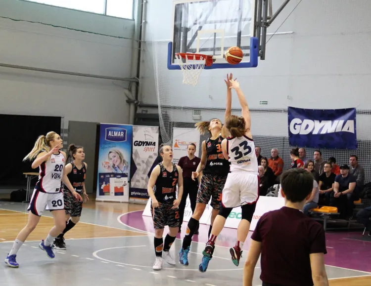 Gdyńskie koszykarki nie obroniły złota, ale zdobyły brąz. MVP meczu o 3. miejsce mistrzostw Polski do lat 22 została Jowita Ossowska (nr 20).