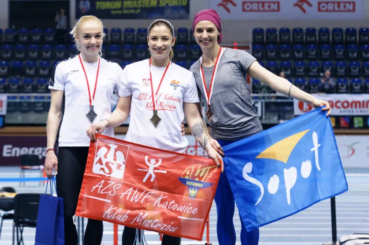 Anna Kiełbasińska (z prawej) zdobyła złoto i brąz halowych mistrzostw Polski odpowiednio w biegu na 200 i 60 m. Do minimum kwalifikującego ją do startu w mistrzostwach Europy w tej drugiej konkurencji zabrakło jej jednak 0.03 sekundy.