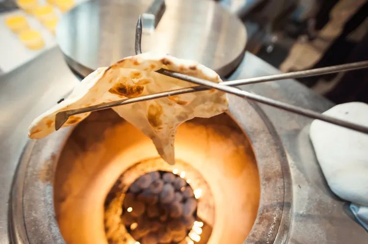 Chlebki naan pieczone w piecu tandoor przez Bollywood Lounge.