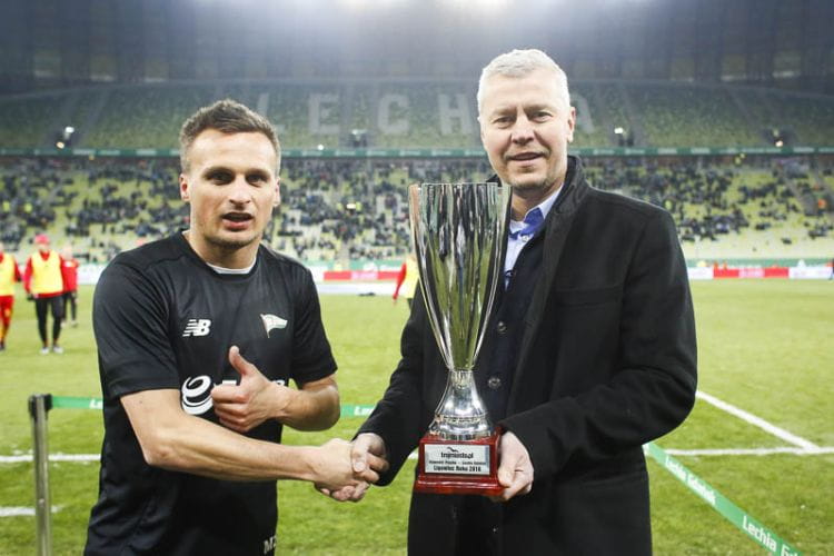 Sławomir Peszko (z lewej) trofeum dla Ligowca Roku odebrał przed meczem z Jagiellonią z rąk redaktora naczelnego Trojmiasto.pl Michała Kaczorowskiego (z prawej).