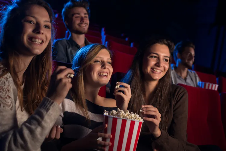 W wybrane dni tygodnia, w niektórych kinach w Trójmieście, obowiązują specjalne promocje na bilety. Niezależnie od wieku i tego, czy przysługuje nam jakakolwiek zniżka, są dni, w które za wstęp do kina można zapłacić mniej. 