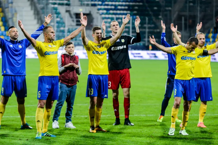 Tak cieszyli się piłkarze Arki Gdynia po ostatnim jak na razie ligowym zwycięstwie u siebie. 19 września pokonali Cracovię po golu Marcusa (nr 8). 