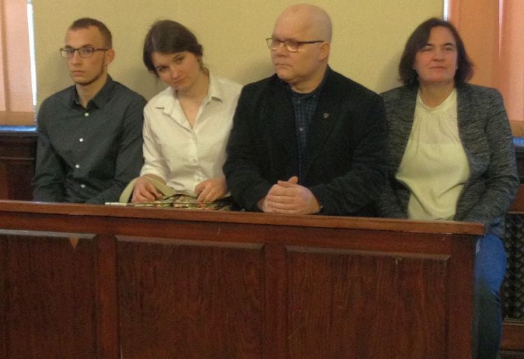 Rodzina Kołakowskich i Jakub Kardaś tuż przed ogłoszeniem wyroku. Na sali sądowej nie pojawił się piąty z obwinionych - Jan Kołakowski.