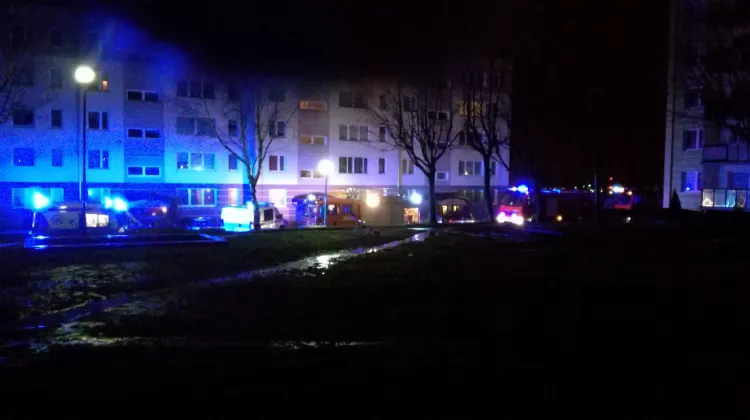 Pożar wybuchł w jednym z mieszkań na 1. piętrze.