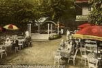 Taras widokowy Café Zinglershöhe - widoczny specjalny parkiet do tańca pod gołym niebem oraz podest dla muzyków; druga połowa lat 20. XX wieku. [źródło: "Wrzeszcz na dawnej pocztówce. Spacer drugi"]