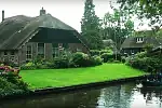 Pomysł mariny wzorowano na sieci kanałów w Giethoorn w Holandii. 