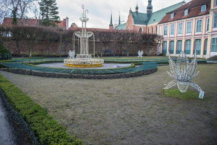 Efektem ubocznym świątecznej iluminacji są kompletnie zadeptane trawniki w okolicy Pałacu Opatów w parku Oliwskim. 