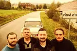 Czteroosobowa załoga Wartburga, która zaliczyła już trzy eskapady na południe Europy.