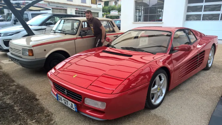 Wartburg 1.3 i Ferrari 512 Testarossa. Obie "perełki" pochodzą z 1990 roku.