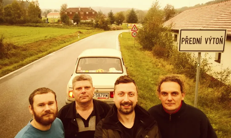 Czteroosobowa załoga Wartburga, która zaliczyła już trzy eskapady na południe Europy.