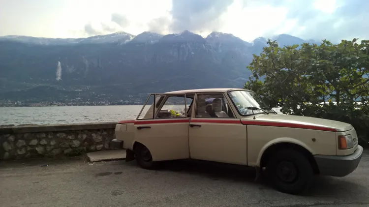 Wartburg nad jeziorem Garda we Włoszech. 