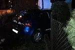 Po zderzeniu z autem, pijany kierowca wjechał jeszcze w ogrodzenie jednej z posesji.