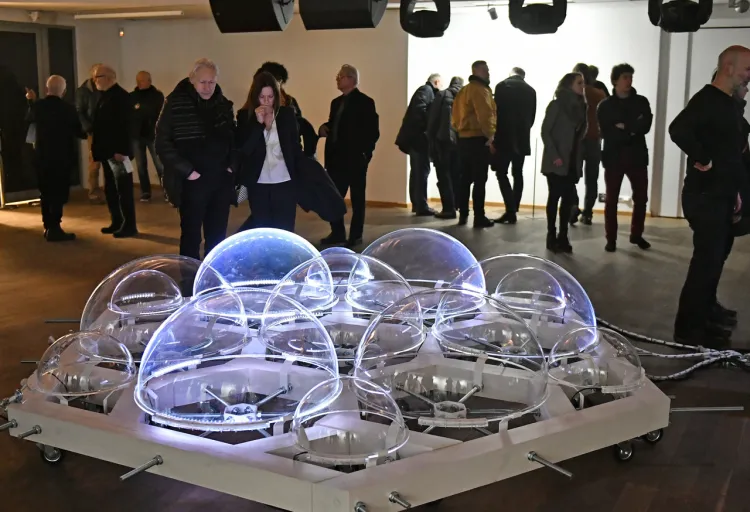 "My - Wspólny organizm" to wystawa, w ramach której można obejrzeć m.in. instalację Elvina Flamingo napędzaną biohumusem wytwarzanym przez dżdżownice. 