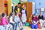 W walce z choroba pomagają im hokeiści MH Automatyka Gdańsk. Razem z wolontariuszami Fundacji Dr Clown prowadzą "terapię śmiechem".