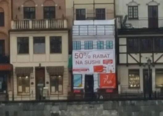 Nielegalne reklamy w centrum Gdańska to częsty problem. Ta niedawno pojawiła się przy Długim Pobrzeżu. 