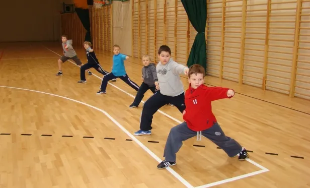 Treningi sztuk walki rozwijają u dzieci sprawność fizyczną i uczą dyscypliny.
