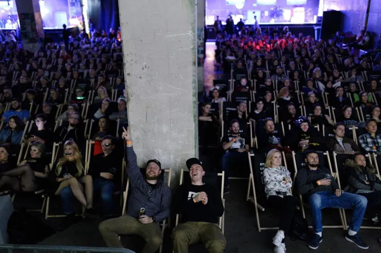 Największy grant z miasta Gdańsk trafił do organizatorów Festiwalu Filmów Kultowych, który "przeprowadził się" w tym roku z Katowic do Gdańska i odbędzie się w B90, goszczącym już wcześniej wielbicieli kina (na zdjęciu podczas przeglądu VHS Hell).