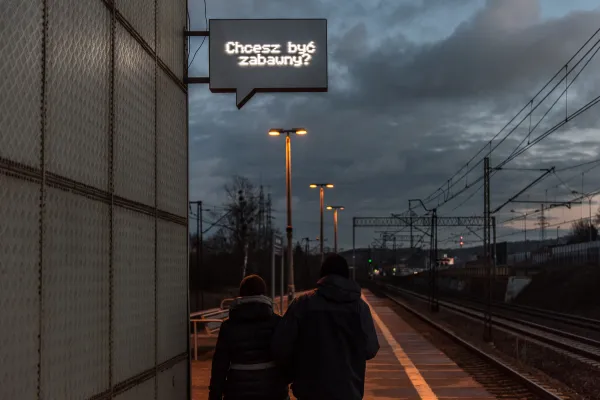 Pierwsze witacze w Redłowie zainstalowano we wrześniu 2014 r. Napisy od początku są projektem Stowarzyszenia Traffic Design i mają uprzyjemnić czas podróżnym oczekującym na pociąg, bez bombardowania ich nachalnymi reklamami. 