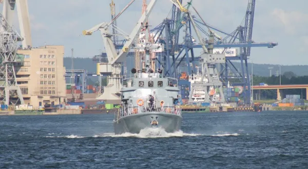 Nowe holowniki miały zastąpić obecnie eksploatowane jednostki stacjonujące w bazach morskich w Gdyni i w Świnoujściu. Kiedy i czy w ogóle powstaną, nie wiadomo. 