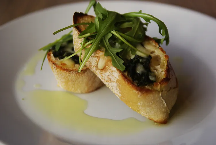 Bruschetta con spinaci - gorące pieczywo ze szpinakiem i mozzarellą.