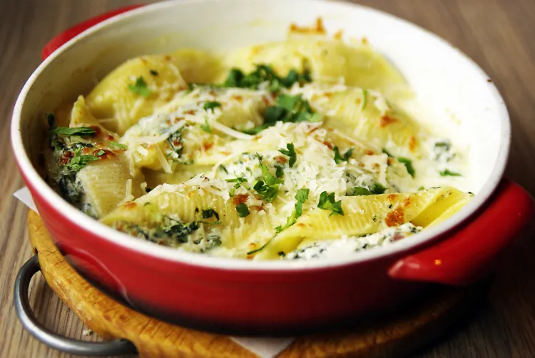 Conchiglioni ripieni/al forno - muszle nadziewane szynką speck, ricottą i szpinakiem w sosie śmietanowym, zapiekane pod mozzarellą.
