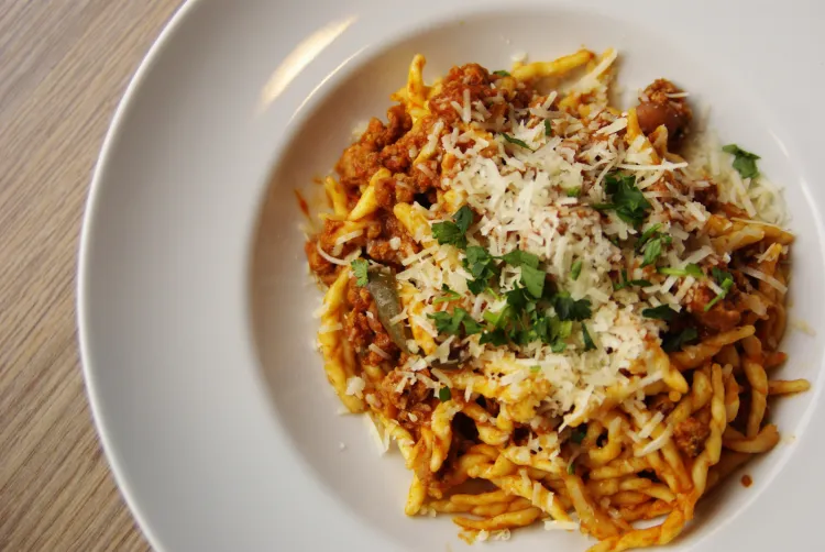 Trofie chilli con carne - makaron trofie (liguryjski makaron w kształcie krótkiego zwiniętego sznurka) z siekaną wieprzowiną, fasolą i chilli.