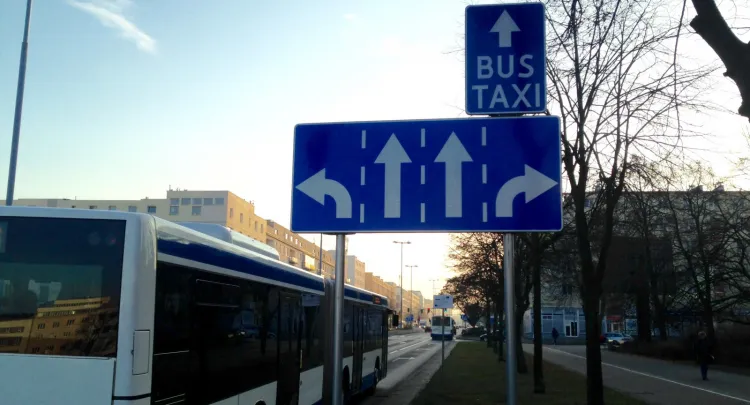 Mieszkańcy nie jeżdżą autobusem, bo nie ma buspasów. A skoro nie ma zainteresowania, to ZKM likwiduje kolejne połączenia i samochodów przybywa.