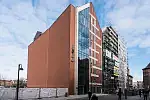 Istniejąca część hotelu Puro i część, o którą obiekt jest rozbudowywany.