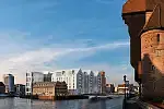 Część hotelowa Granarii powstanie w zrekonstruowanych spichlerzach na cyplu oraz budynkach po lewej od nich. 