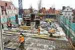 Prace na dachu dobudowanej części hotelu IBB Długi Targ.