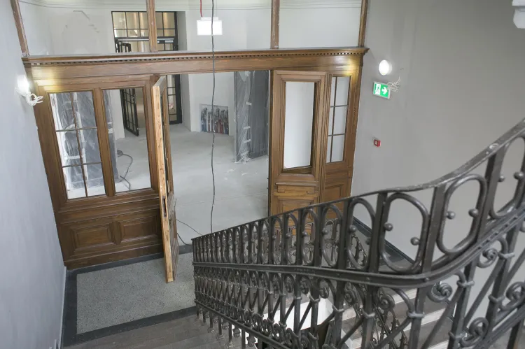 Wnętrze zabytkowej przychodni zaadaptowanej na hotel.