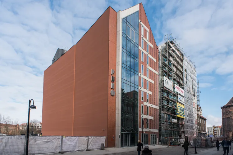 Istniejąca część hotelu Puro i część, o którą obiekt jest rozbudowywany.