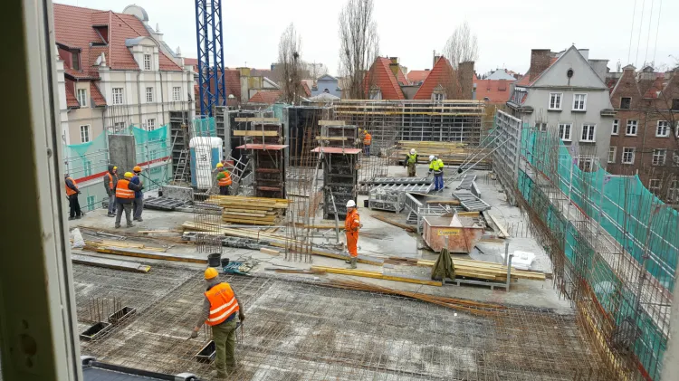 Prace na dachu dobudowanej części hotelu IBB Długi Targ.