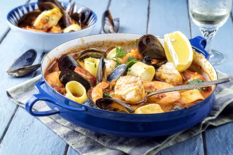 Bouillabaisse - zupa rybna przyrządzana w rejonie Marsylii już z VII w p.n.e. Do jej przyrządzenia wykorzystuje się różne gatunki ryb morskich, owoce morza, a także pomidory i szafran. W ramach "Smaków Francji" będzie jej można posmakować m.in. w restauracji Open Kitchen oraz Sztuczka Bistro.  