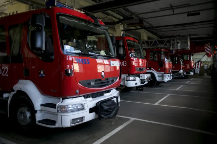Do Gdańska i Gdyni mają trafić po trzy nowe pojazdy strażackie. Na zdjęciu garaż Jednostki Ratowniczo-Gaśniczej nr 1 we Wrzeszczu i obecnie używane wozy.