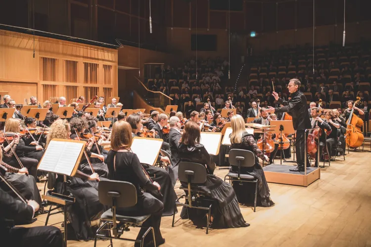 W piątek 17 marca George Cziczinadze po raz pierwszy poprowadził Orkiestrę Filharmonii Bałtyckiej jako jej dyrektor artystyczny. 