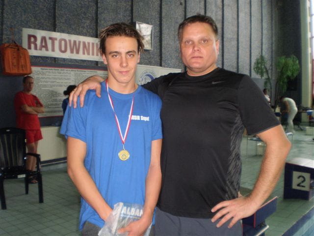 Cyprian Krassowski razem z trenerem Miłoszem Stachowiczem.
