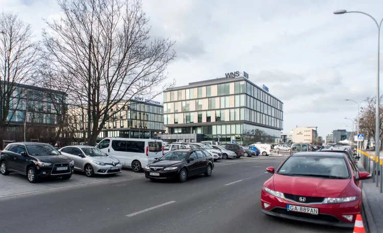 Część pracowników z ul. Łużyckiej przychodzi do pracy na godz. 7 rano, żeby znaleźć miejsce do zaparkowania blisko biura.